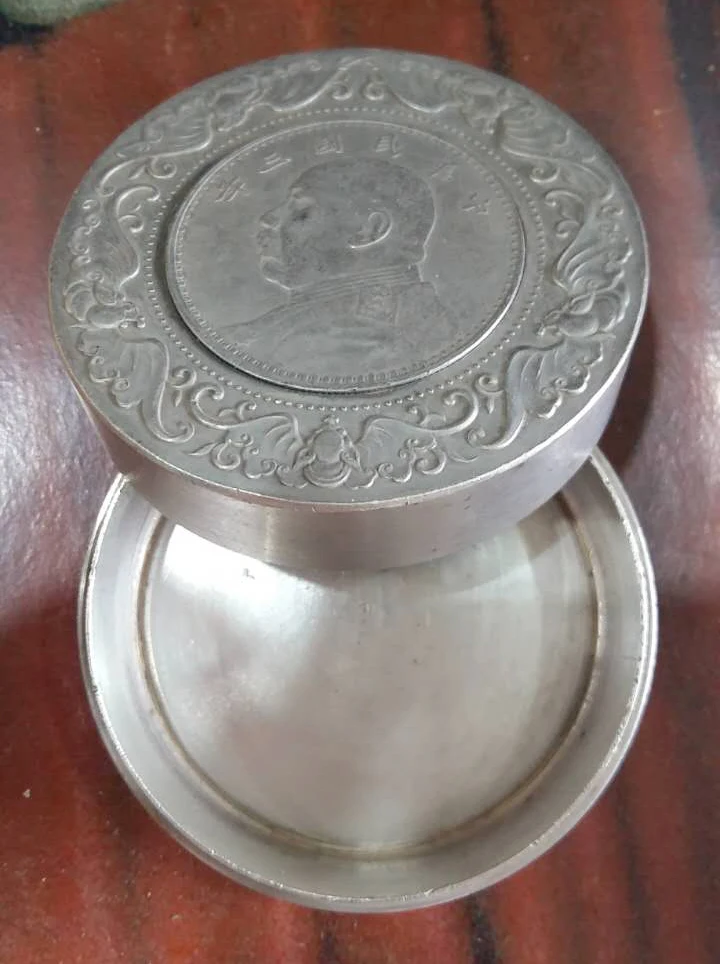 

Exquisite Old Round Chinese Metal Yuan Shi kai Portrait Auspicious Box