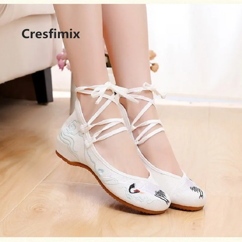 

Women Cute Round Toe Chinese Traditional Embroidery Anti Skid Flat Shoes Lady Casual Cloth Shoes Blue Comfortable Shoes E2239