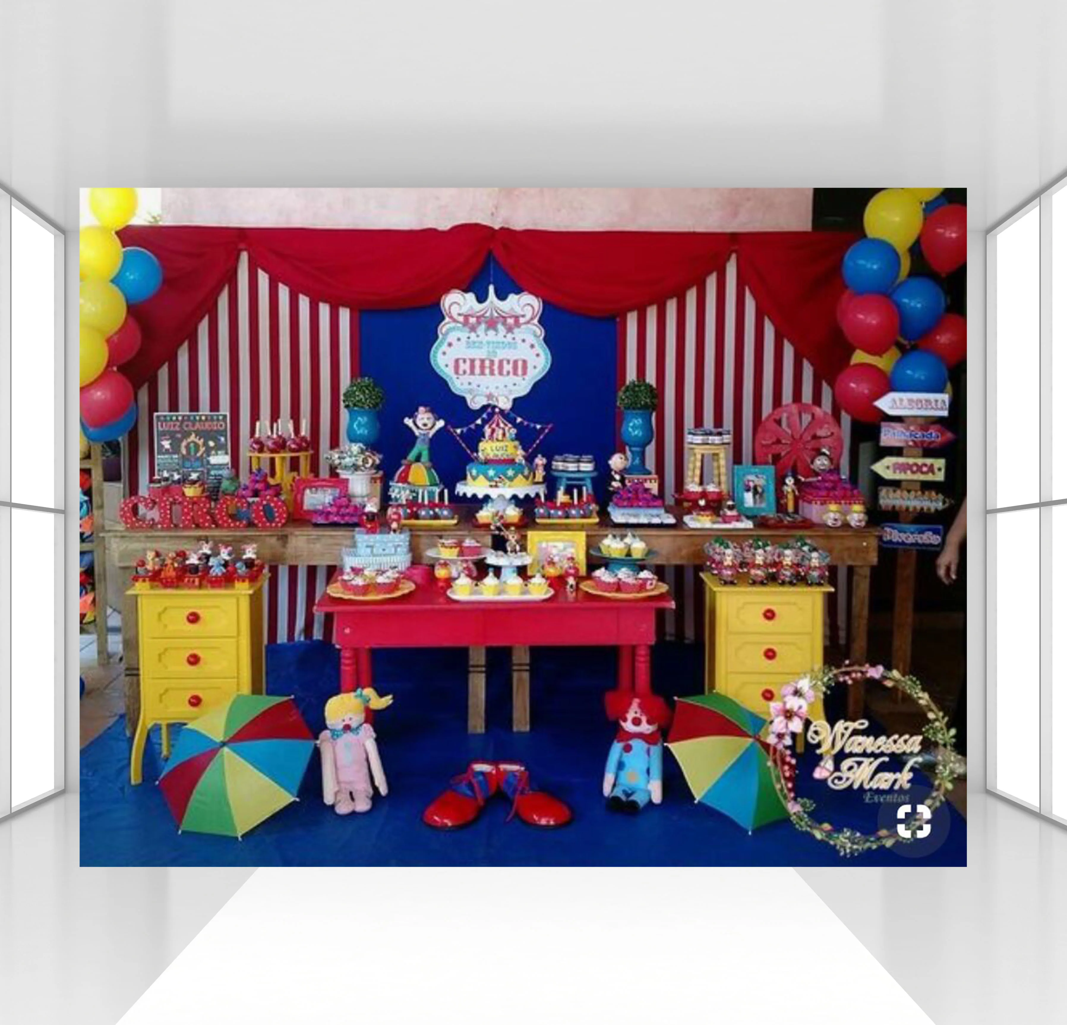 Circo цирковая тематика день рождения фон фотосессия фотография синий фон десертный стол украшение красный полосатый фон