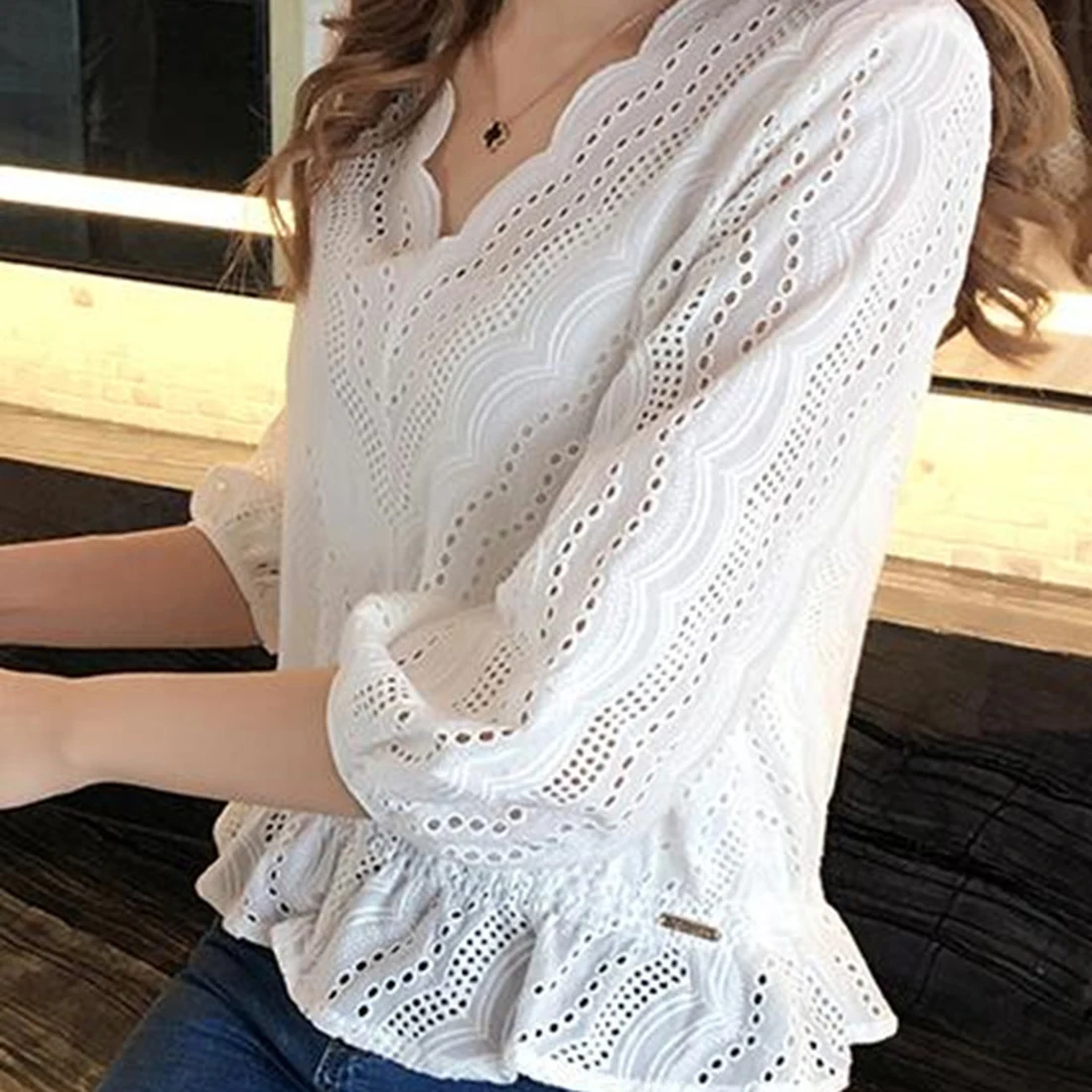 Блузка женская белая с треугольным вырезом и рукавом три четверти | Женская