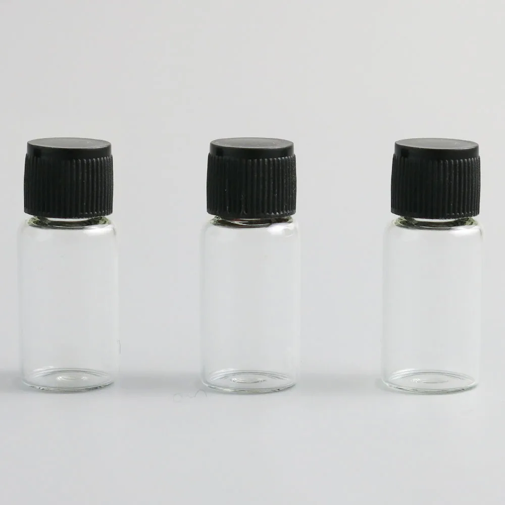 Маленькие пустые прозрачные стеклянные бутылки с винтовым горлышком и