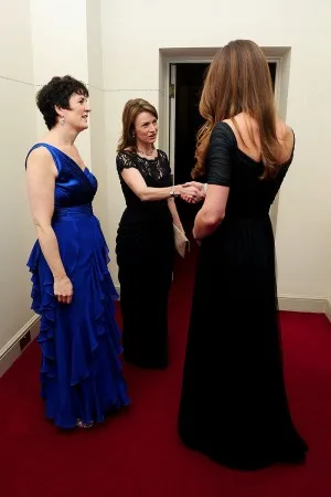 Kate Middleton/синее Тюлевое вечернее платье с открытыми плечами и v-образным вырезом, с короткими рукавами, платье для выпускного вечера для беременных женщин, большие размеры, дешево