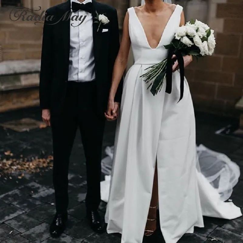 Простое Белое сатиновое платье с глубоким вырезом и карманами элегантные