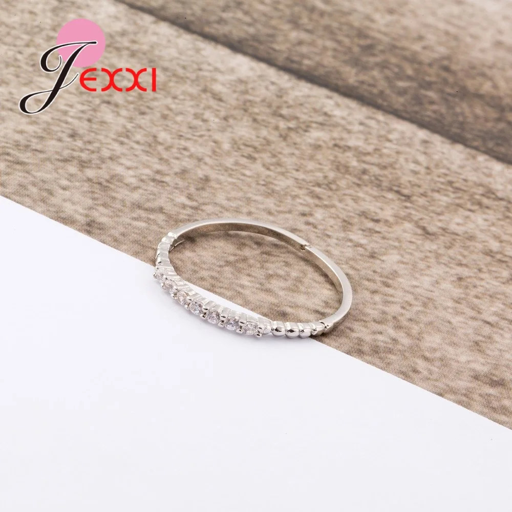 Красивые тонкие круглые кольца круглой формы маленькие блестящие каменные для