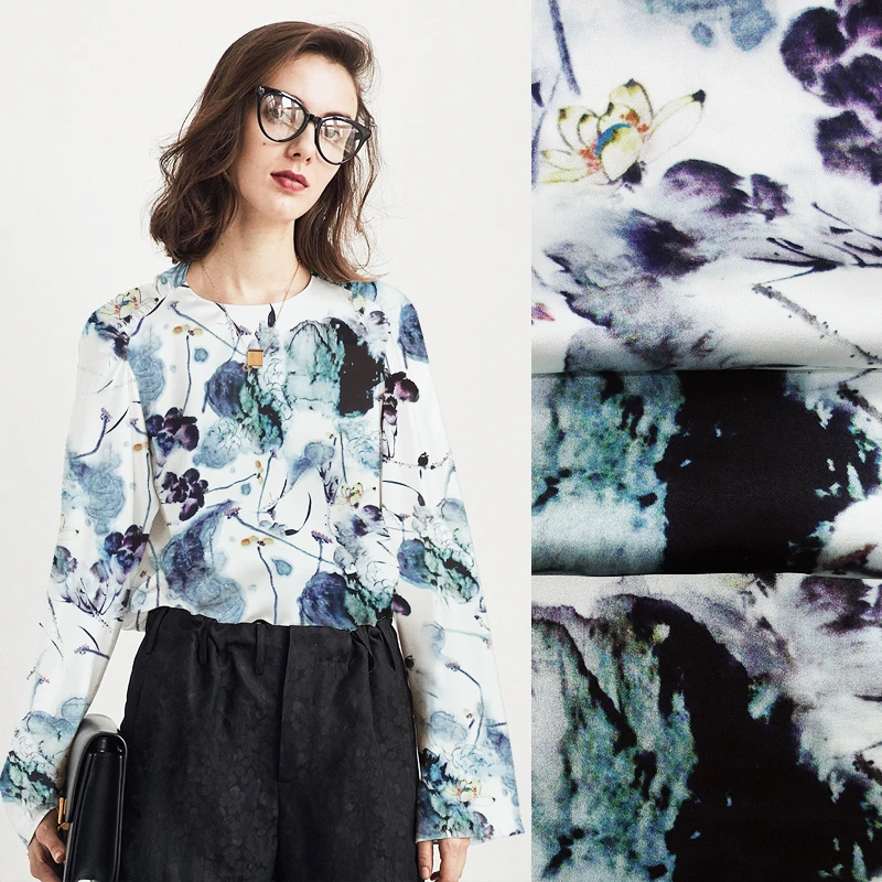 Стрейчевая шелковая атласная ткань с синим лотосом ширина 135 см 19 мм гладкая