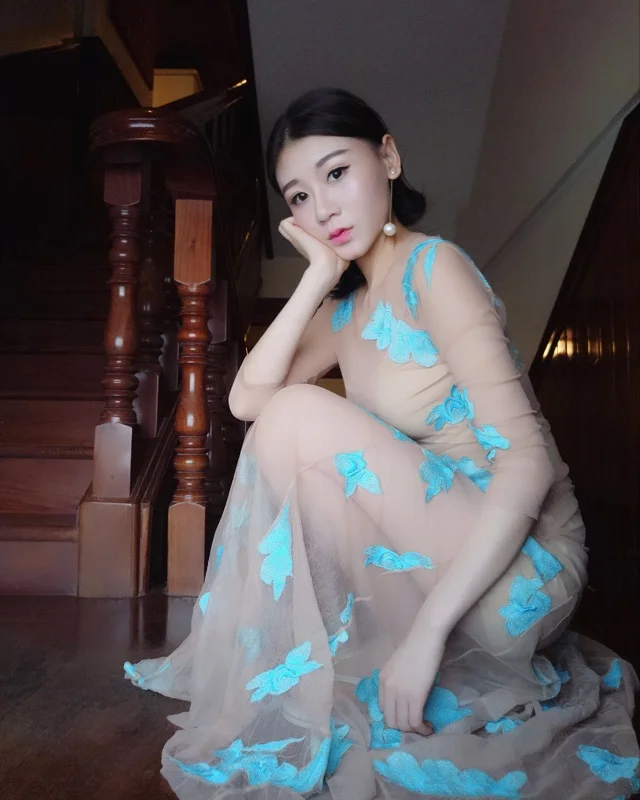 Женское платье с цветочной вышивкой бежевое Сетчатое макси круглым вырезом и