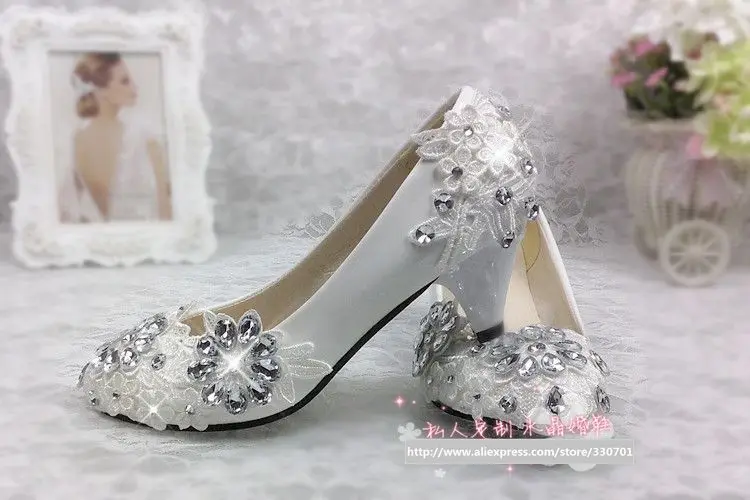 Женские свадебные туфли ручной работы на среднем каблуке с украшением из белого