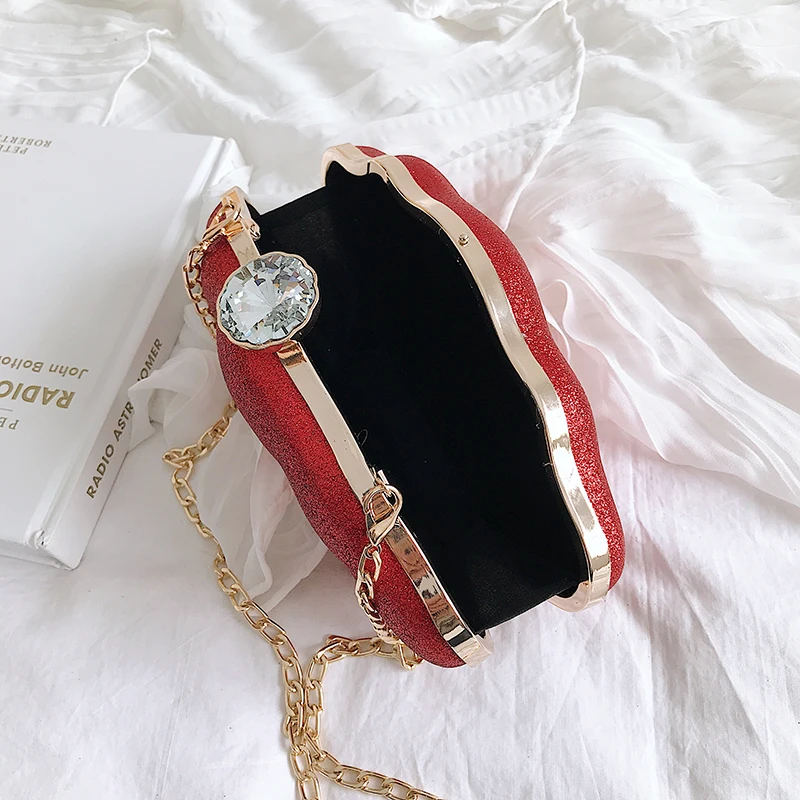 Женская сумка-мессенджер из лакированной кожи с цепочкой | Багаж и сумки