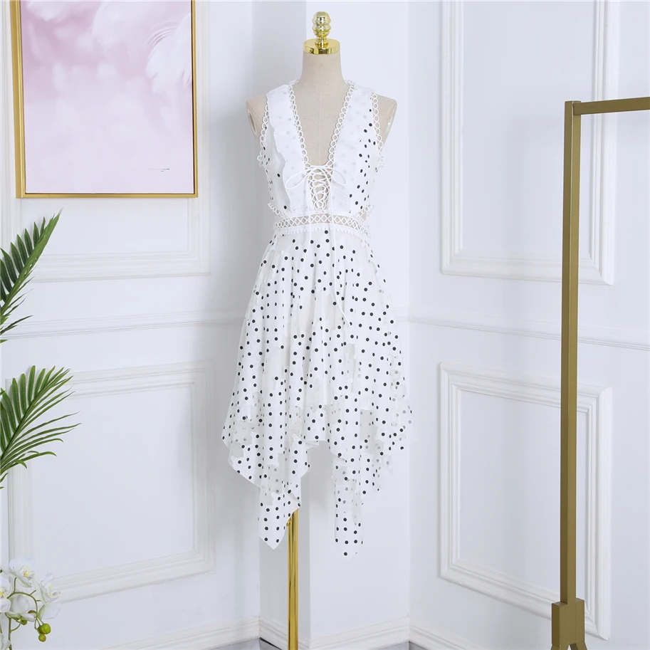 Подиумное белое летнее платье 2019 сексуальное в горошек с глубоким v-образным