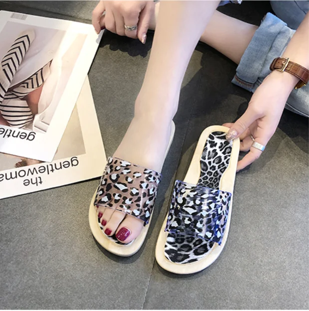 2019 Модные женские тапочки из ПВХ с леопардовым принтом летние шлепанцы на