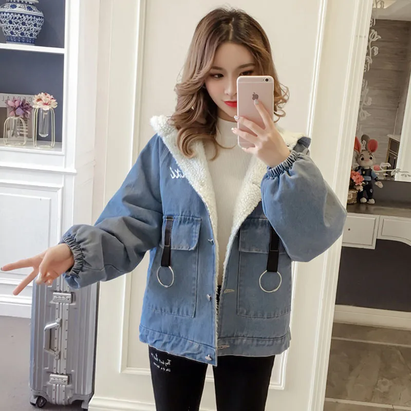 Женская джинсовая куртка с мехом ягненка на осень и зиму уличная утепленная