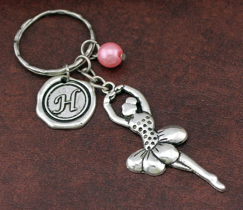 Брелки в виде танцовщицы балета с жемчугом и алфавитом для женщин мужчин модные