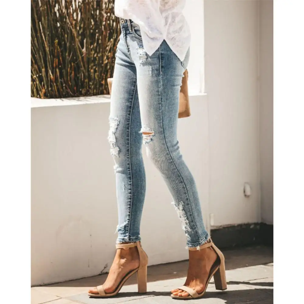 Летние эластичные женские джинсы на пуговицах со средней талией с дырками