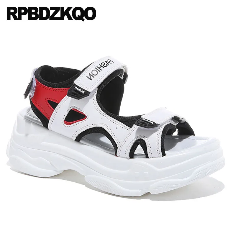 Женские кроссовки на танкетке белые платформе и высоком каблуке с открытым