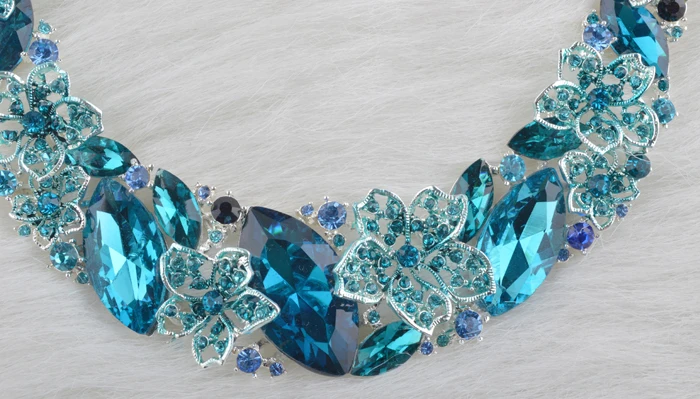 Женский ювелирный комплект из колье и серёг с синим кристаллом | Украшения