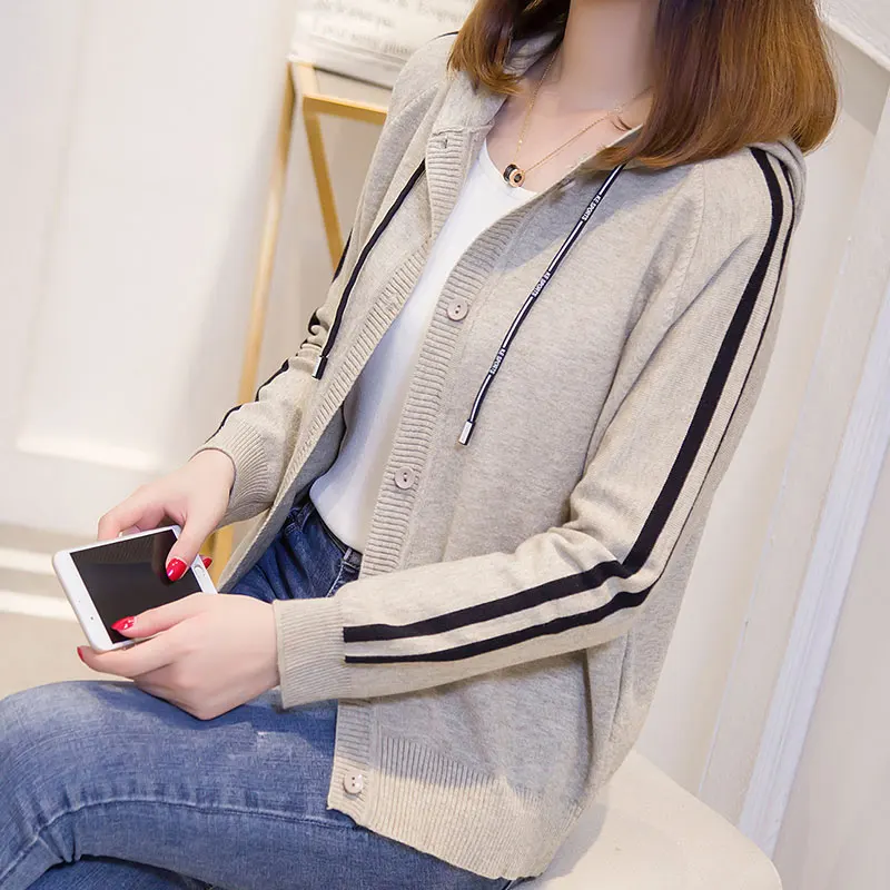7783 (Hall 4 row 1) take the new back rabbit hooded button sweater knitted cardigan 57. |