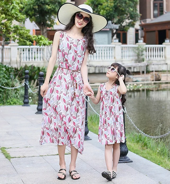 Пляжное платье для мамы и дочки летнее всей семьи с принтом девочек