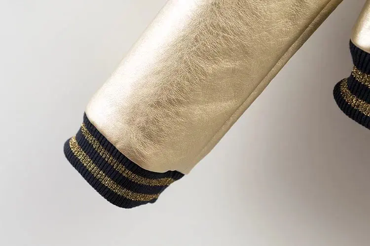 Женская кожаная куртка бомбер однобортная металлического цвета на весну 2019 для