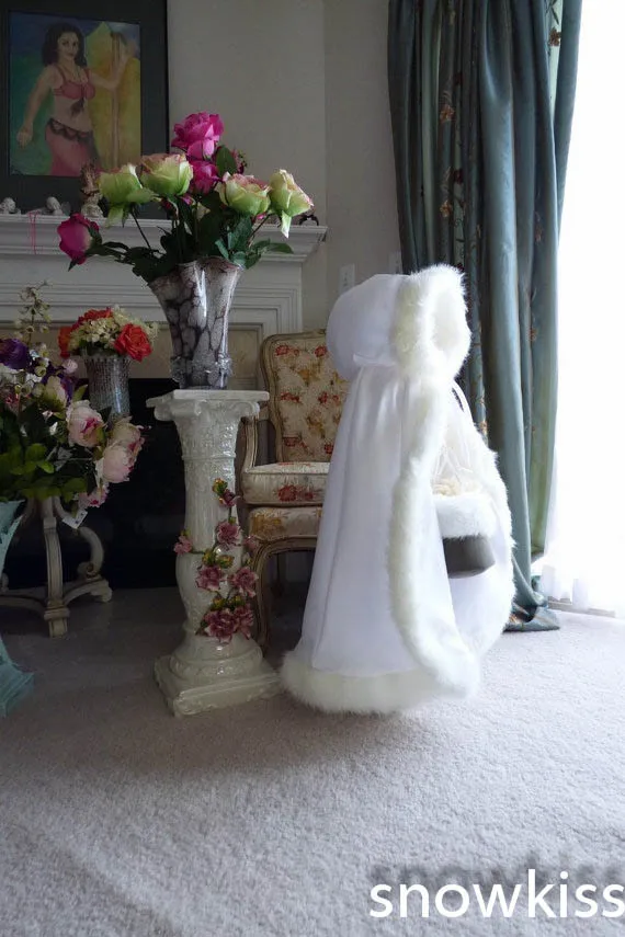 Длинная накидка с капюшоном в пол цвета слоновой кости/белые свадебные плащи