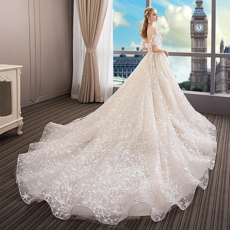 Свадебное платье знаменитости с открытой спиной и вырезом лодочкой сексуальное