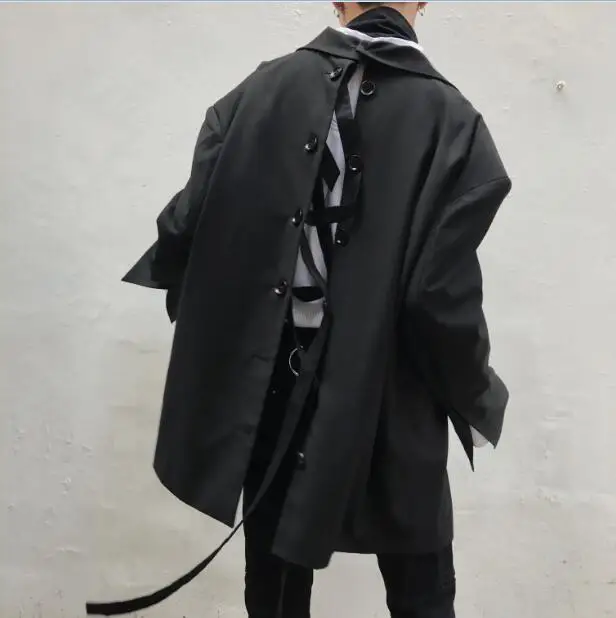 Для нового продукта мужчины и женщины носят нейтральный пиджак с разрезом