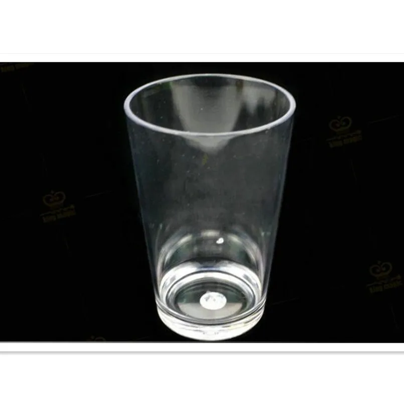 Волшебные фокусы с гидростатическим кубком подхватывание воды на сцене Кубка