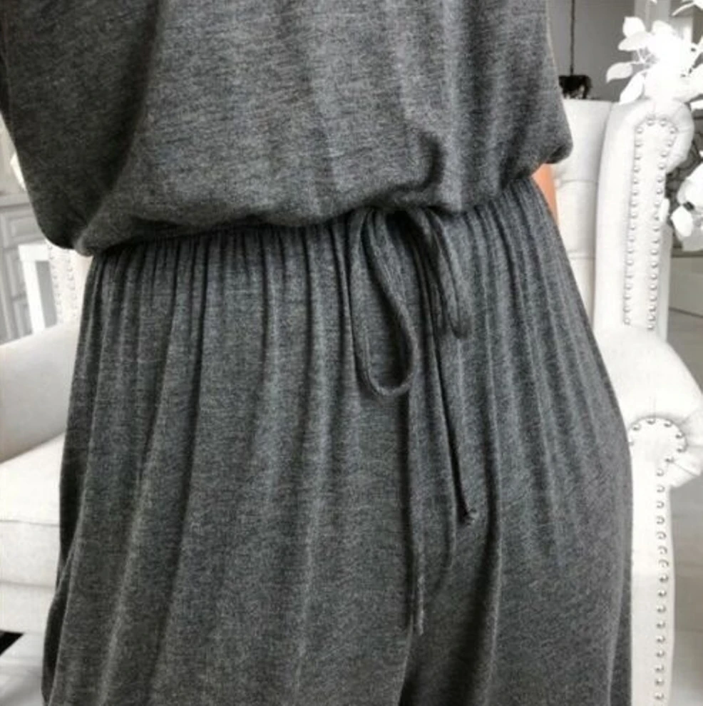 Женский однотонный комбинезон 3 цветов с рюшами открытыми плечами короткими