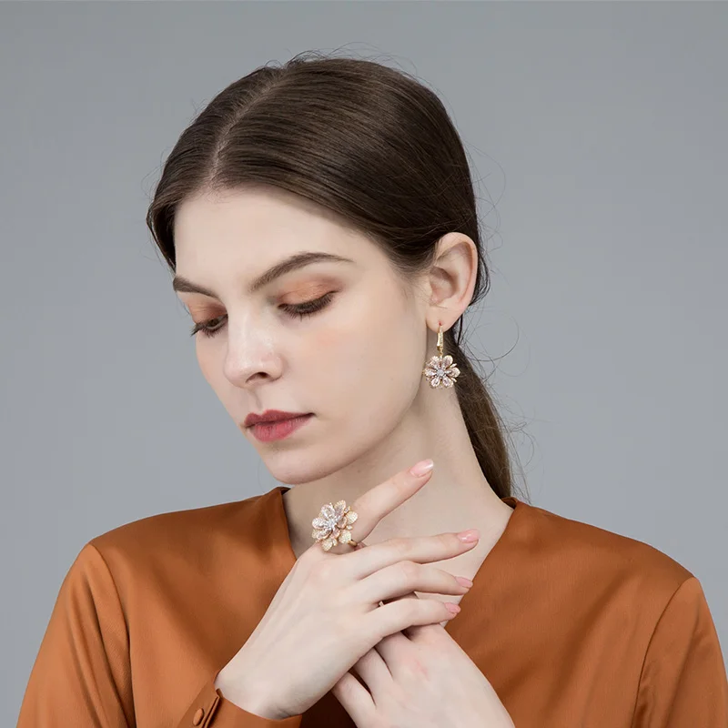 Женский комплект украшений Dazz из сережек капель и кольца с кубическим цирконием