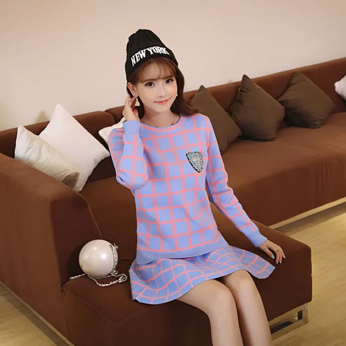 Женский комплект из 2 предметов трикотажный свитер с капюшоном и юбка в клетку