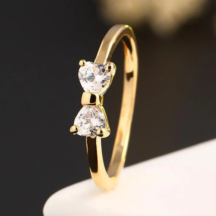 Фото Женское кольцо золотого цвета с австрийским кристаллом обручальное бантом