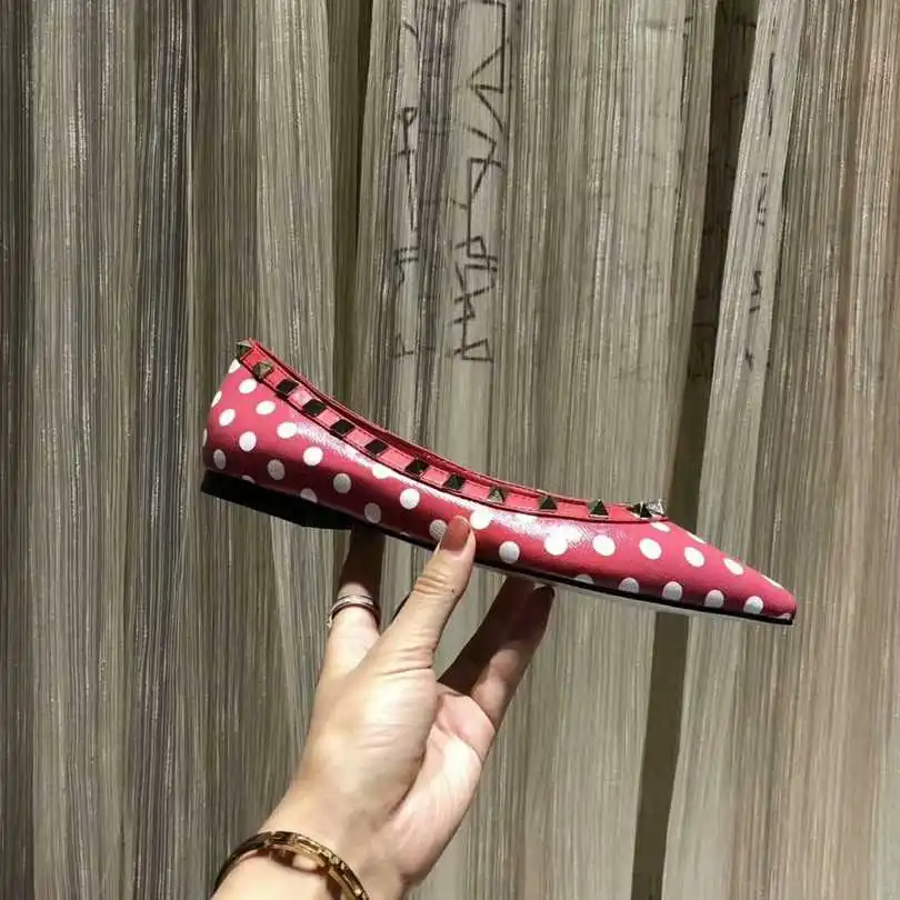 Черные белые Красные балетки на плоской подошве с острым носком украшенные