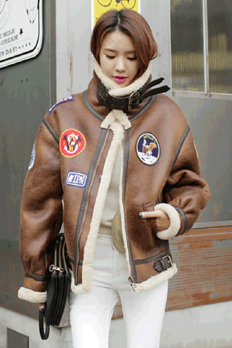 Стильная теплая замшевая куртка женская зимняя черная коричневая крутой значок