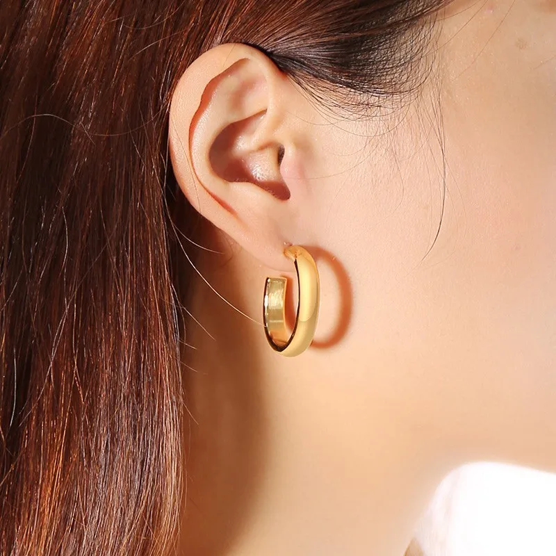 Маленькие серьги кольца дизайнерские в ассортименте с буквами U для