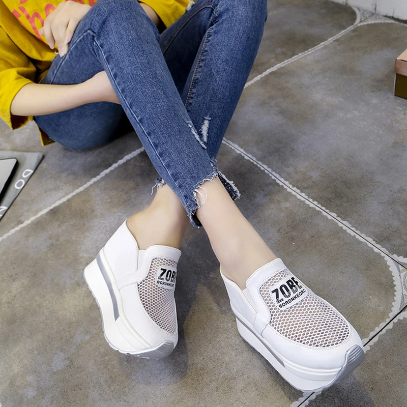 Весенние тапочки без застежки из сетчатой пряжи на танкетке увеличивающие рост