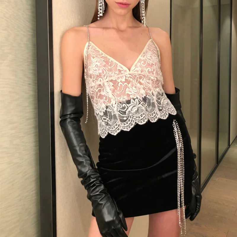 Топ кружевной на бретелях-спагетти без рукавов с глубоким V-образным вырезом |