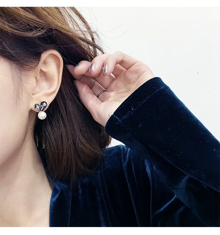 Женские серьги гвоздики с кристаллами и жемчугом элегантные блестящие красного