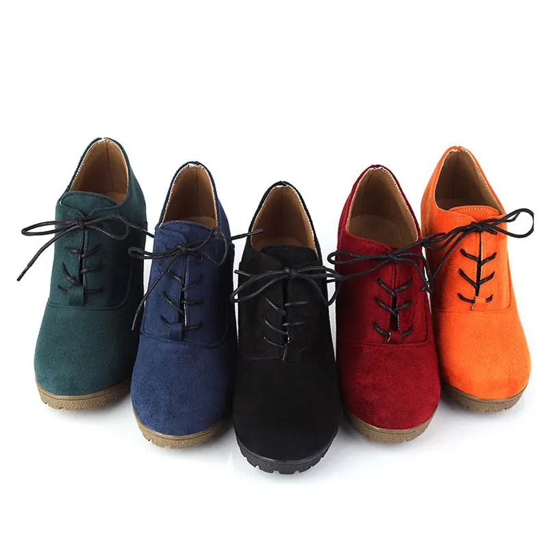 Новые женские ботинки на танкетке модные флоковые ботильоны высоком каблуке и