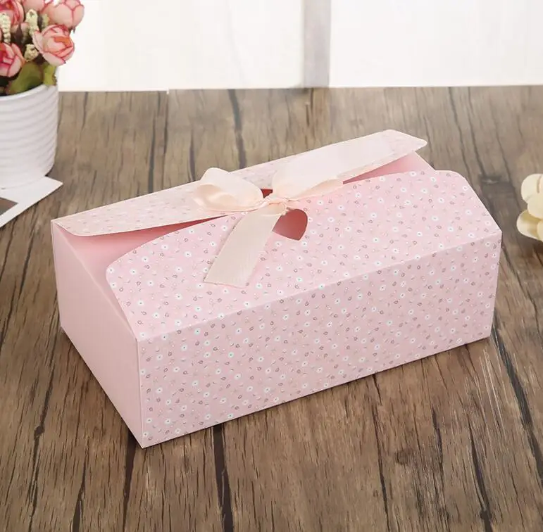 Красивая подарочная коробка розового и зеленого цвета посылка для влюбленных