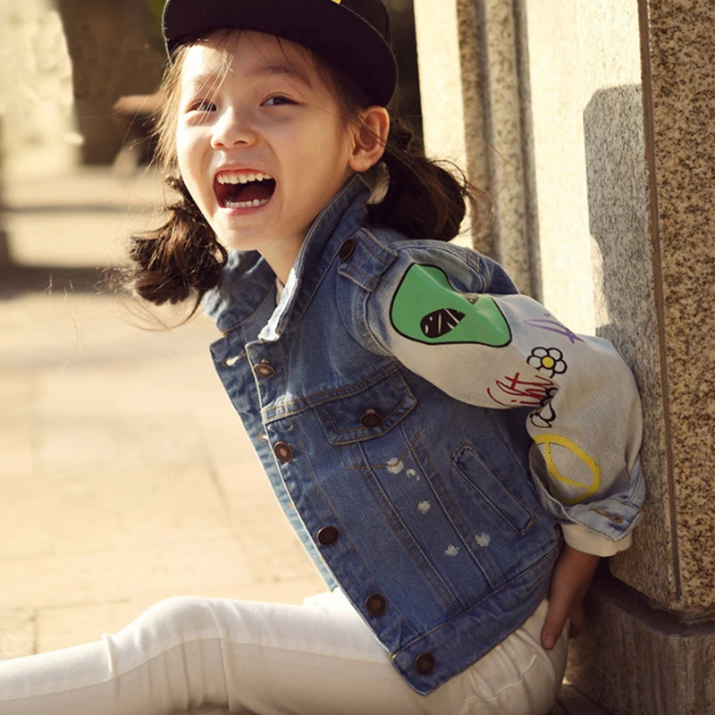 Демисезонная джинсовая куртка для девочек с граффити | Детская одежда и обувь