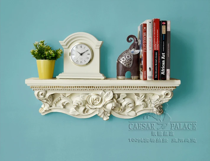 Полочка/перегородка вырезанных узоров или дизайнов на деревянной полке.