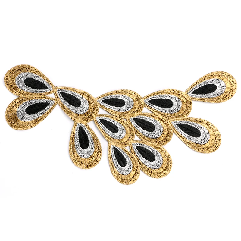 Черный цветочное кружевное платье с вырезом и золотым металлическим украшением