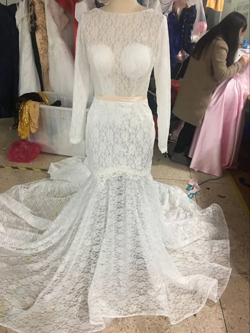 Реальные фотографии Sheer Кружева декольте Свадебные платья Часовня Поезд