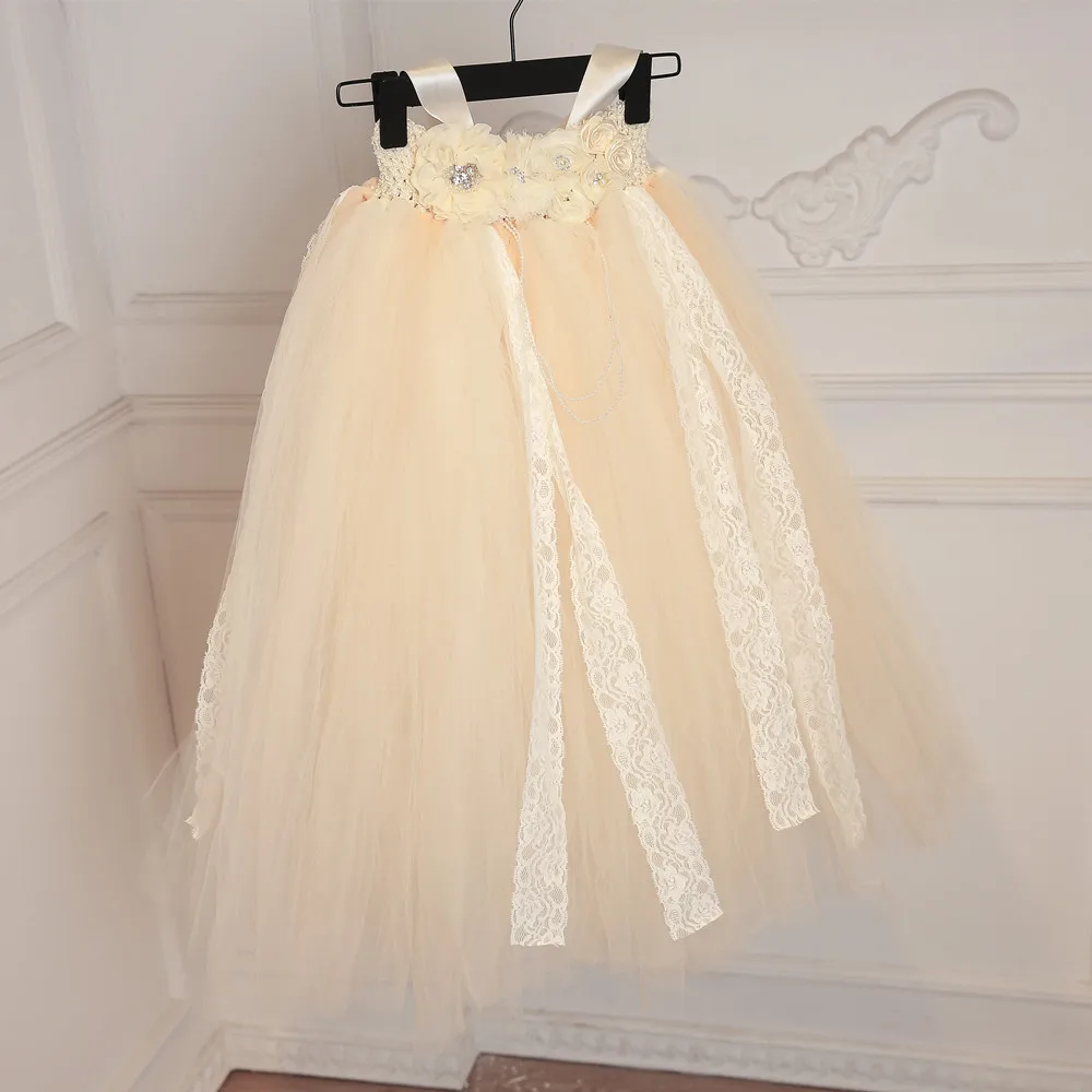 Цвет слоновая кость бледно-палевый платье из фатина с кружевной отделкой для