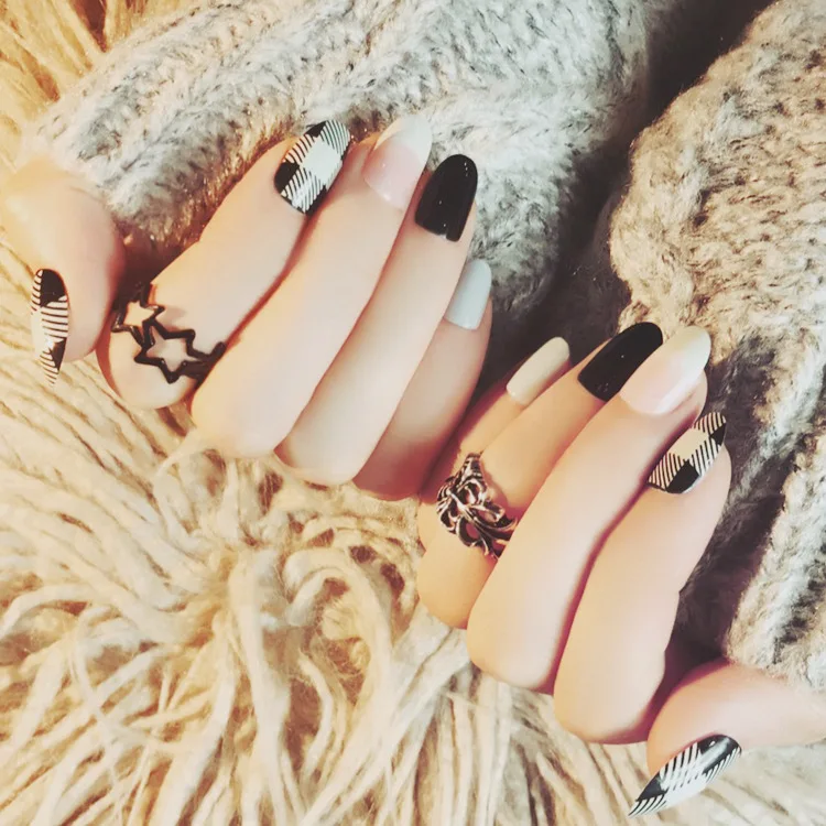 24PCS DIY Fashion False Nails Girls Small Round Head Nail Art Tips with Glue Women Black White Lattice Delicate Artificial Nail