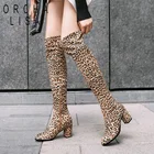Orcha LisaИскусственная ботинки из замши леопардовой расцветки Для женщин пикантные ботинки с высоким голенищем выше колена; Сапоги до бедра; Женские ботинки с острым носком на молнии; Не сужающийся книзу массивный каблук, без застежки, на 43