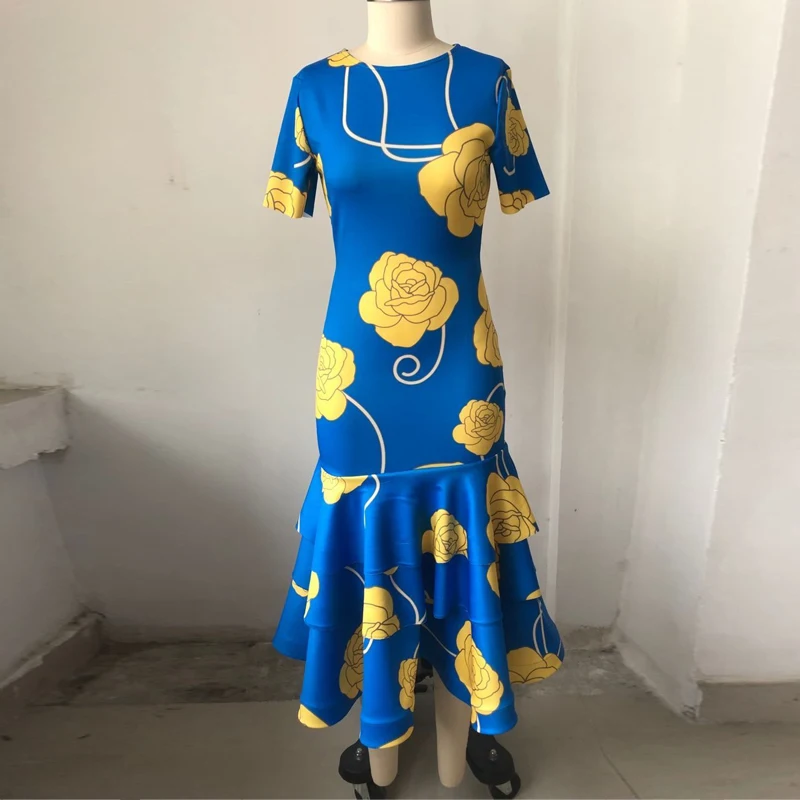 Женское платье футляр до середины голени с круглым вырезом пуловер короткими