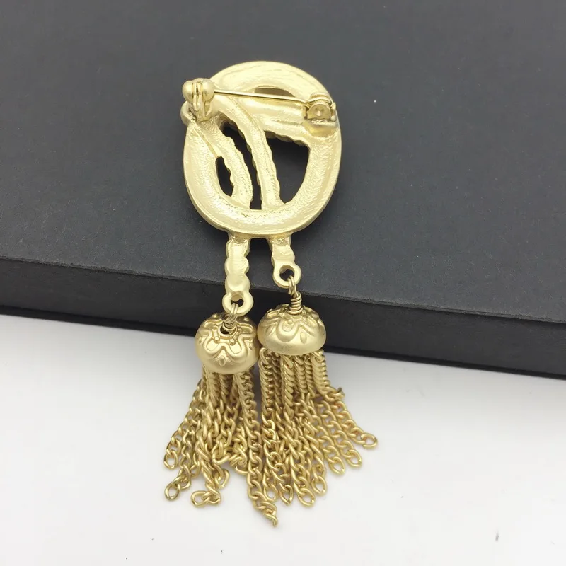 F.J4Z New Fashion Trending Tassel Pendant Pins Matted Gold Color Pattern Women Brooch Jewelry for Coats Bijoux | Украшения и