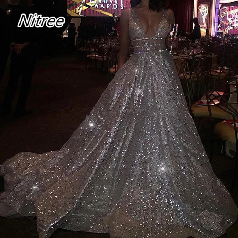 Женское блестящее вечернее платье длинное из блестящей ткани с V-образным