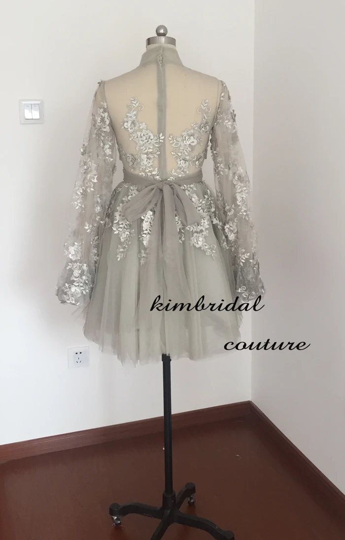 Короткое коктейльное платье для встречи выпускников с высоким воротником и