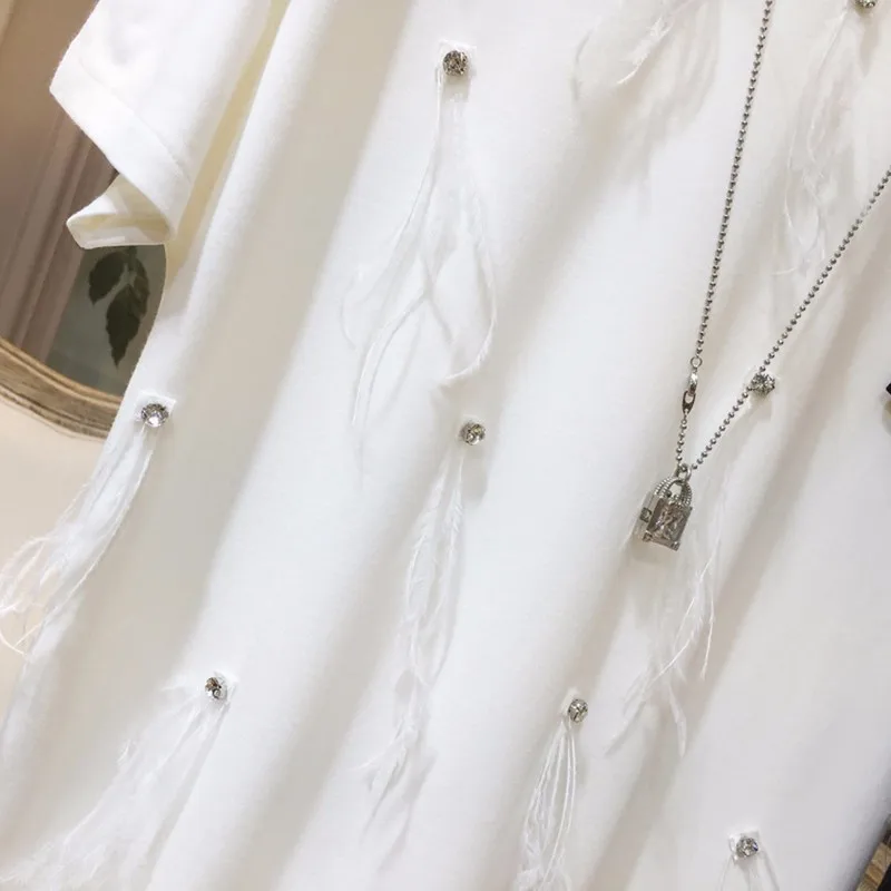 Платье-футболка TWOTWINSTYLE с перьями и бисером коротким рукавом мини-платье летняя